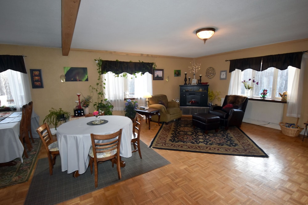 Alaska Grizzly Lodge by null