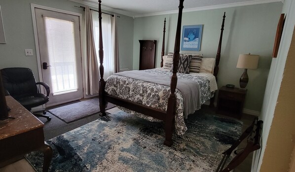 Habitación doble Deluxe | Escritorio, tabla de planchar con plancha, wifi gratis y ropa de cama 