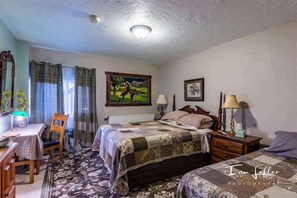 经典三人房, 多张床 | 办公桌、熨斗/熨板、免费 WiFi、床单