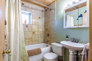 Deluxe Quadruple Room, 2 Queen Beds | Bathroom