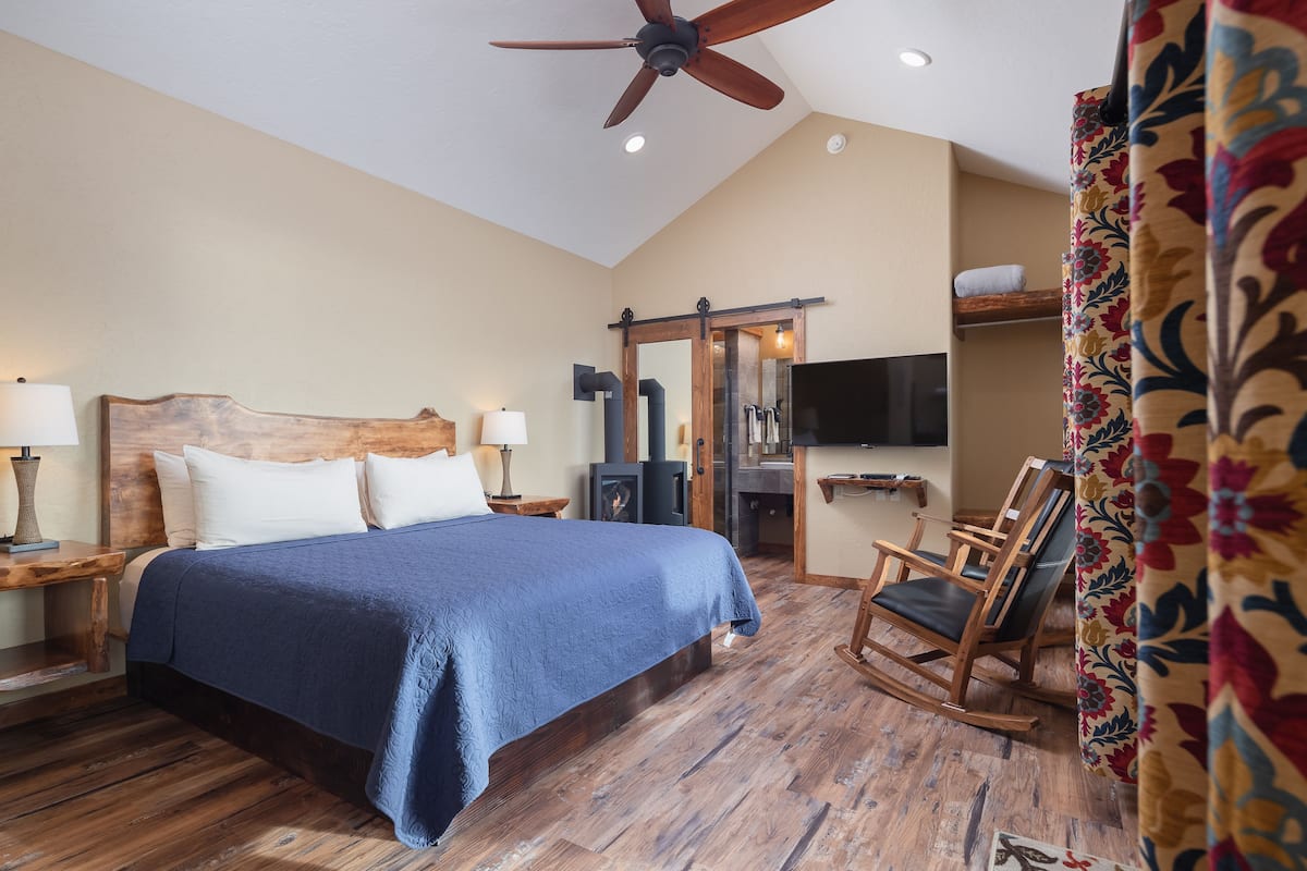 Deluxe huisje, 1 kingsize bed, hot tub, uitzicht op oceaan | 1 slaapkamer, pillowtop-bedden, individueel gedecoreerd