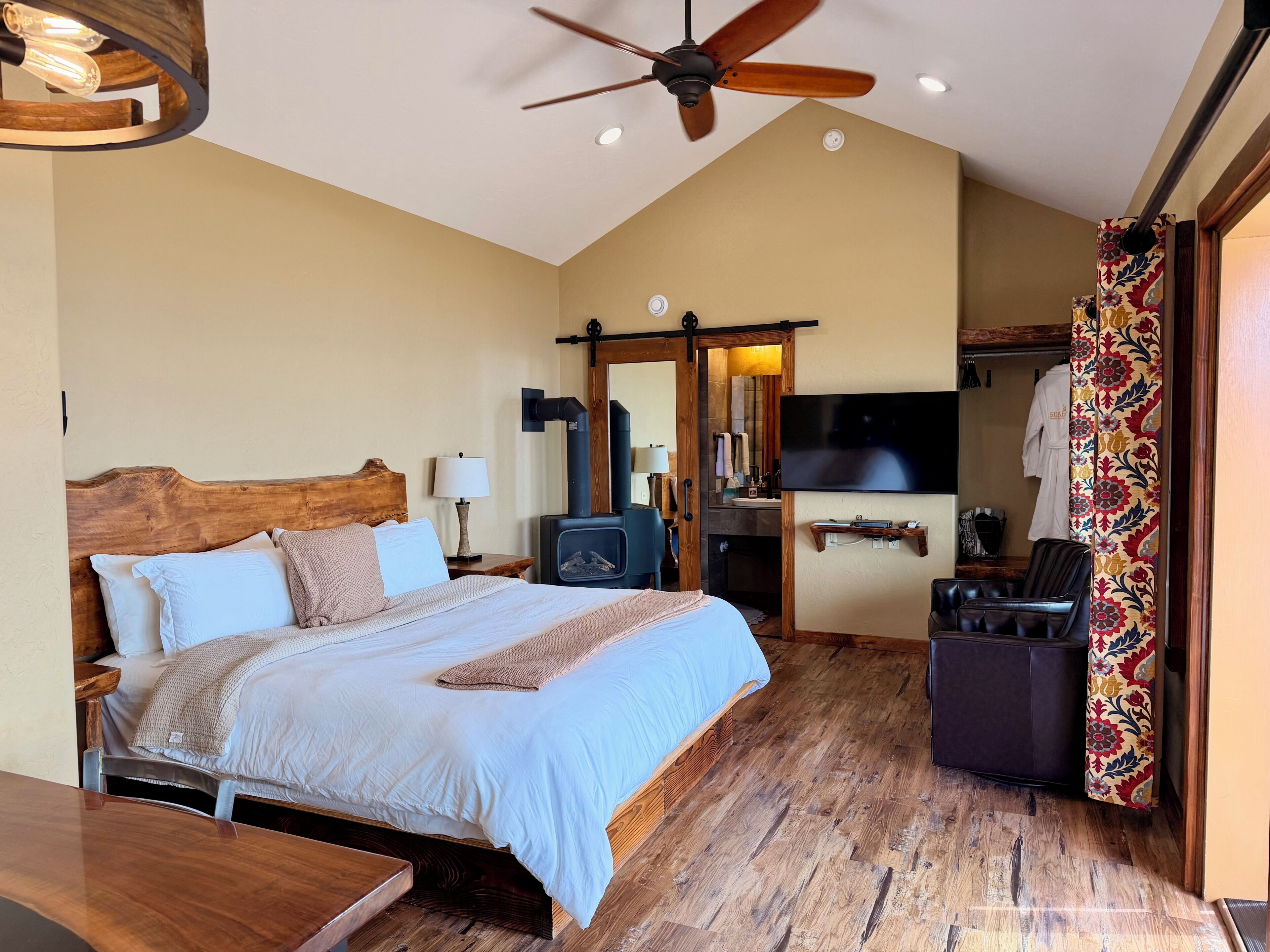 Deluxe Studio Cabin, 1 King Bed, Hot Tub, Ocean View (Augustine) | Premium bedding, pillowtop beds, individually decorated
