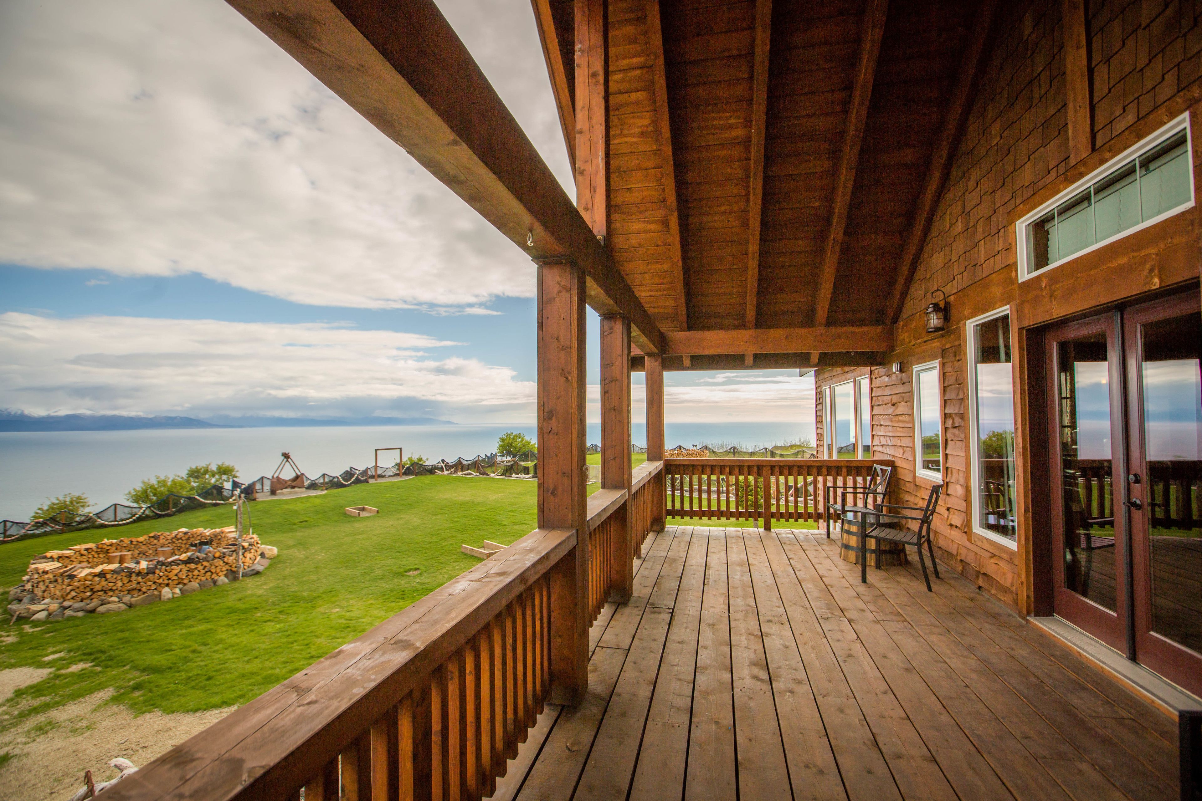 Eine Holterrasse mit Blick auf einen See und Berge.