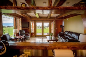 Hus, 3 soverom, spabadekar, havutsikt (Lupine) | Oppholdsrom | Flatskjerm-TV