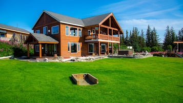 House, 3 Bedrooms, Hot Tub & Sauna, Ocean View (Lupine) | 1 bedroom, pillow-top beds, individually decorated