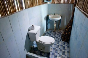 Kamar Double Standar | Kamar mandi | Shower dan handuk