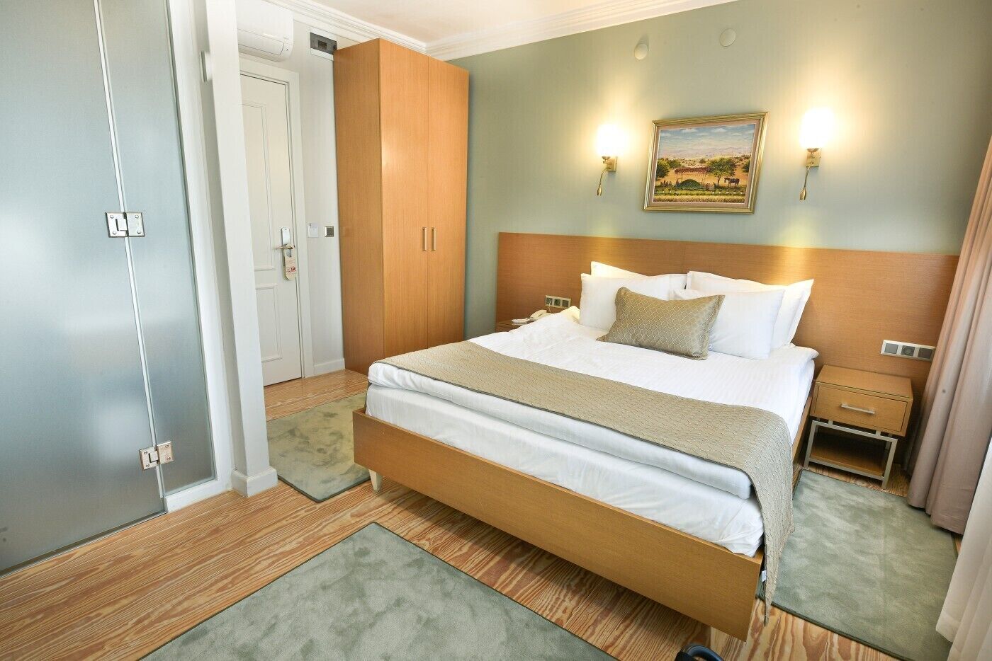 Literie hypoallergénique, coffres-forts dans les chambres, bureau