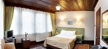 Standard Double Room | Hypo-allergenic bedding, in-room safe, desk, free cribs/infant beds
