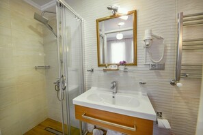 Standard Double Room | Bilik Mandi | Pancuran mandi, kelengkapan dandanan diri percuma, pengering rambut 