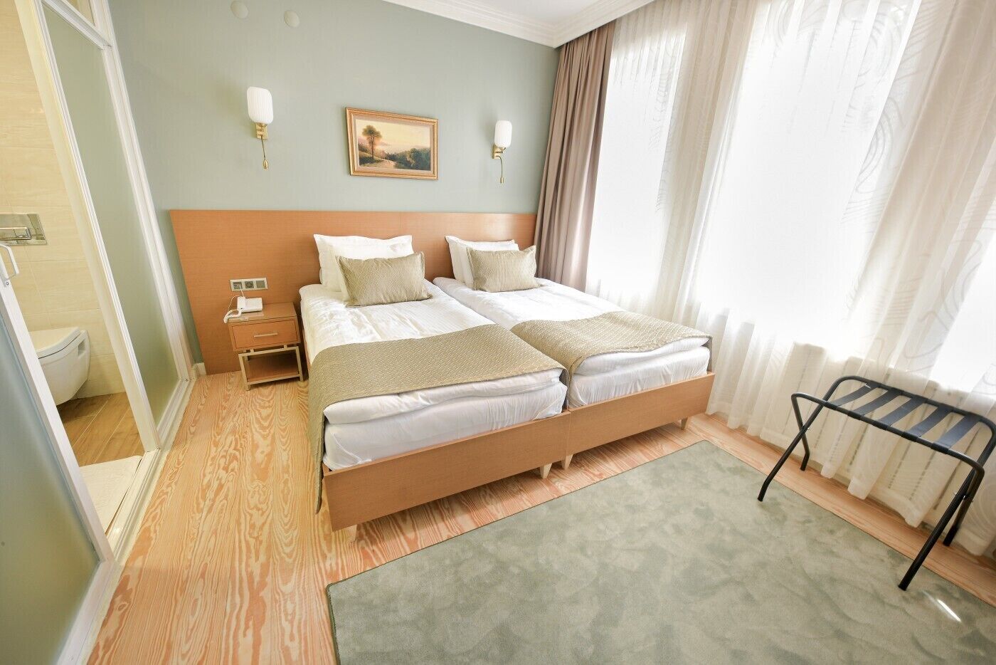 Chambre Standard avec lits jumeaux | Literie hypoallergénique, coffres-forts dans les chambres, bureau