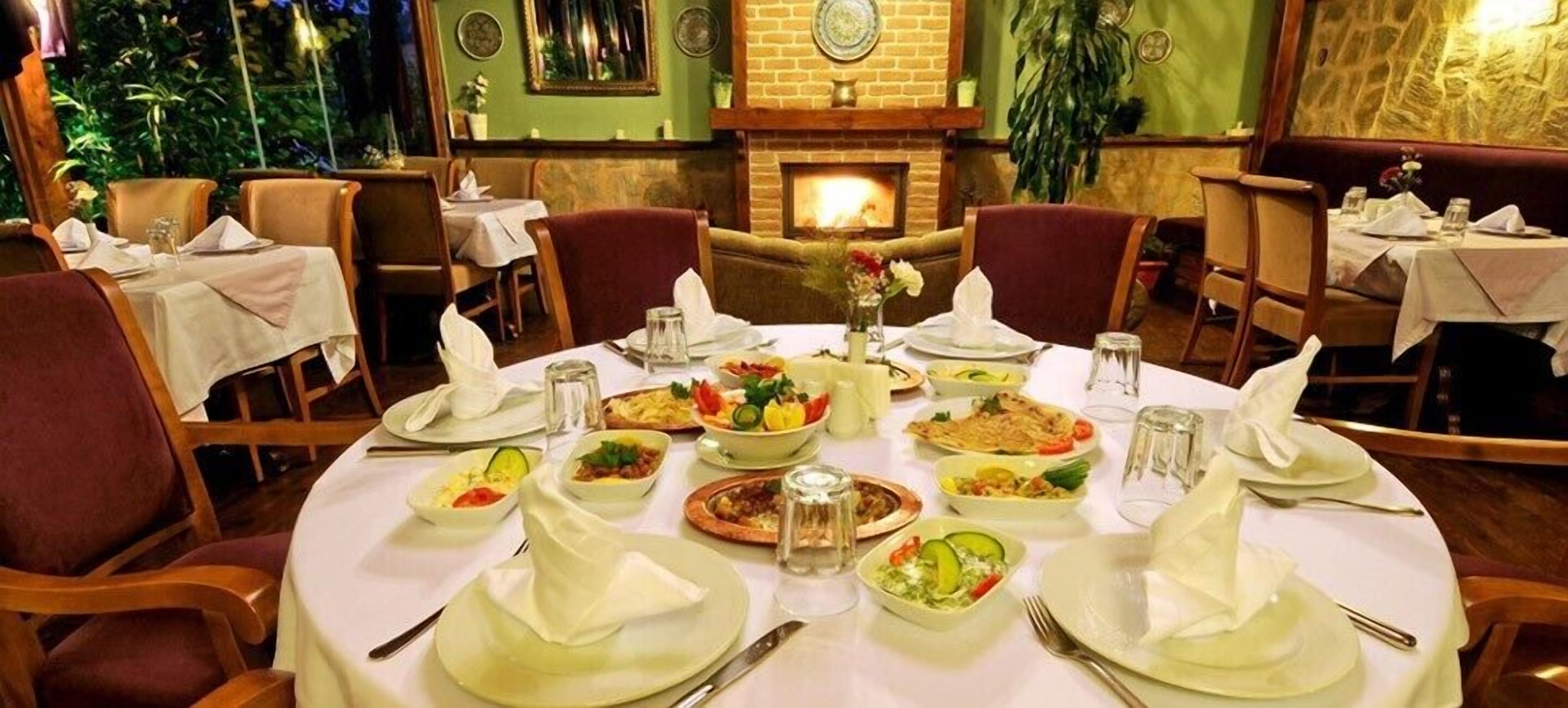 2 من المطاعم، حيث تُقدم وجبات الإفطار، الغداء، العشاء، الأطباق التركية