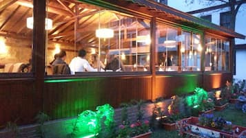 2 restaurants, serveren ontbijt, lunch, diner, Turkse gerechten
