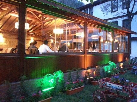 2 restaurants, breakfast, lunch, dinner served; Turkish cuisine