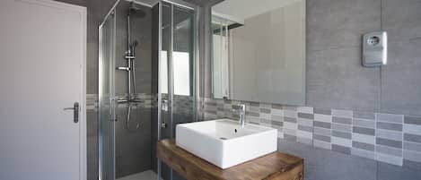 Apartment, 2 Bedrooms (5 people) | Bathroom | Shower, free toiletries, hair dryer, towels