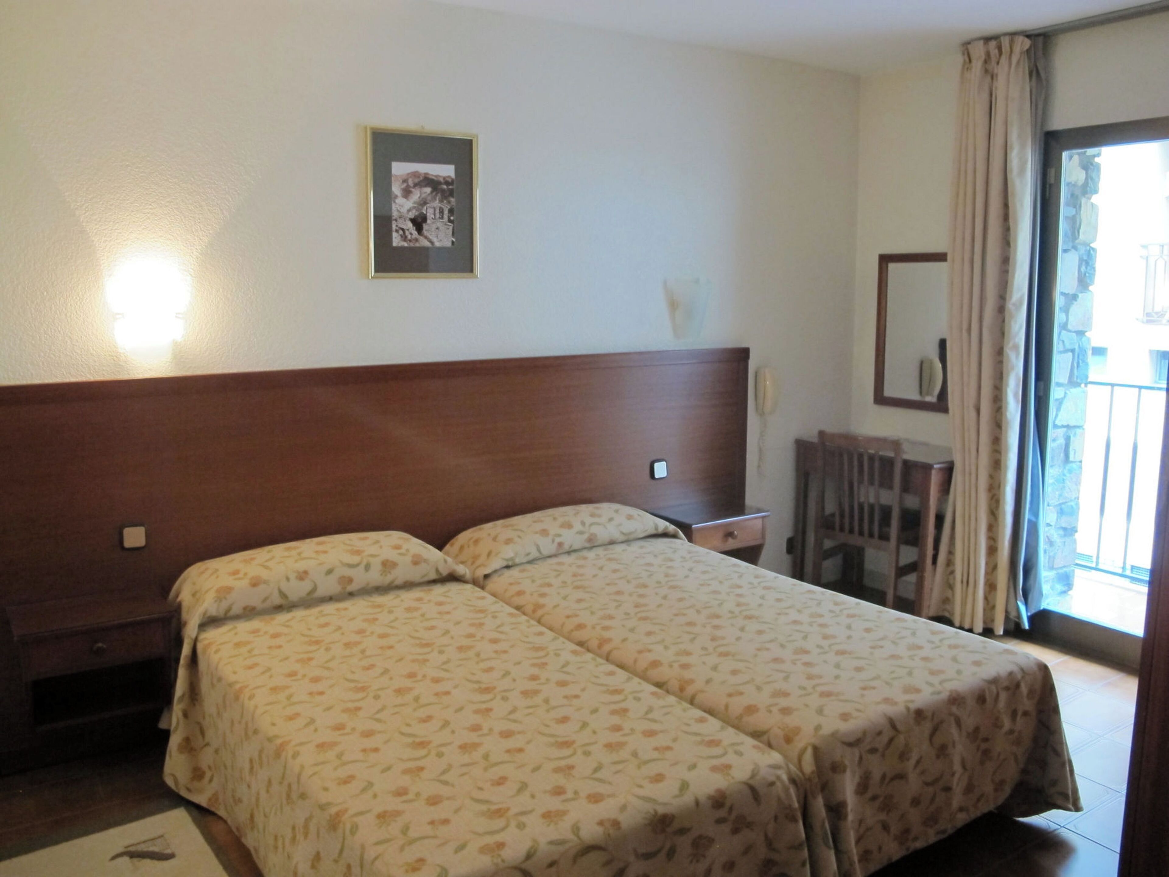 Cribs (surcharge), WiFi (free), bed sheets