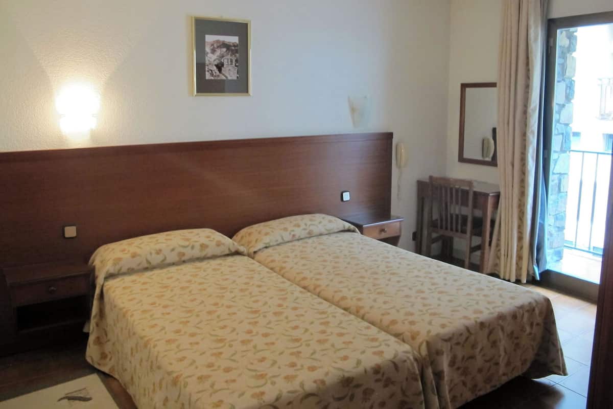 Cribs (surcharge), WiFi (free), bed sheets
