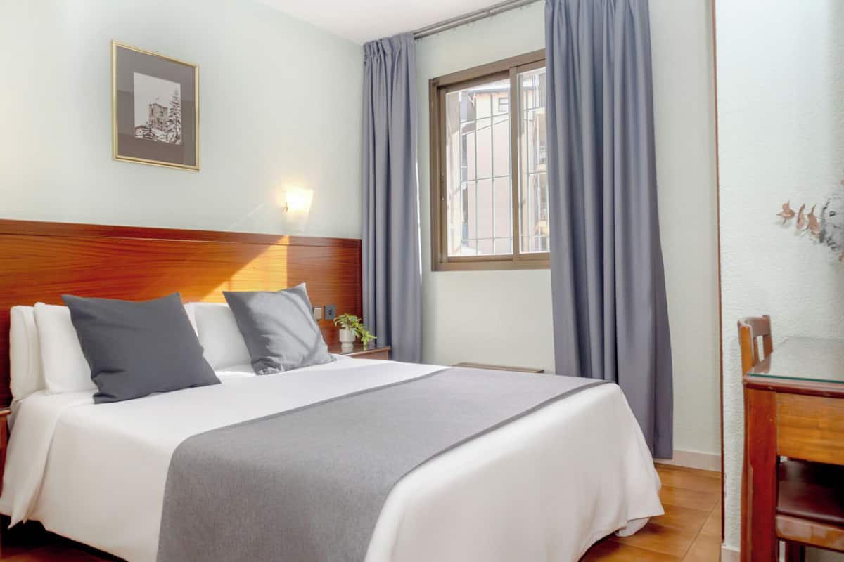 Cribs/infant beds, free WiFi, bed sheets