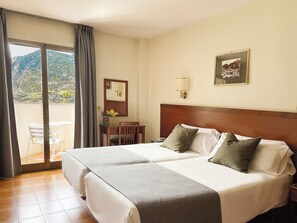Habitación triple, vista a la montaña | Wifi gratis y ropa de cama 