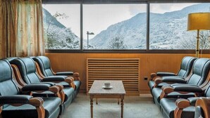 Lobby-lounge