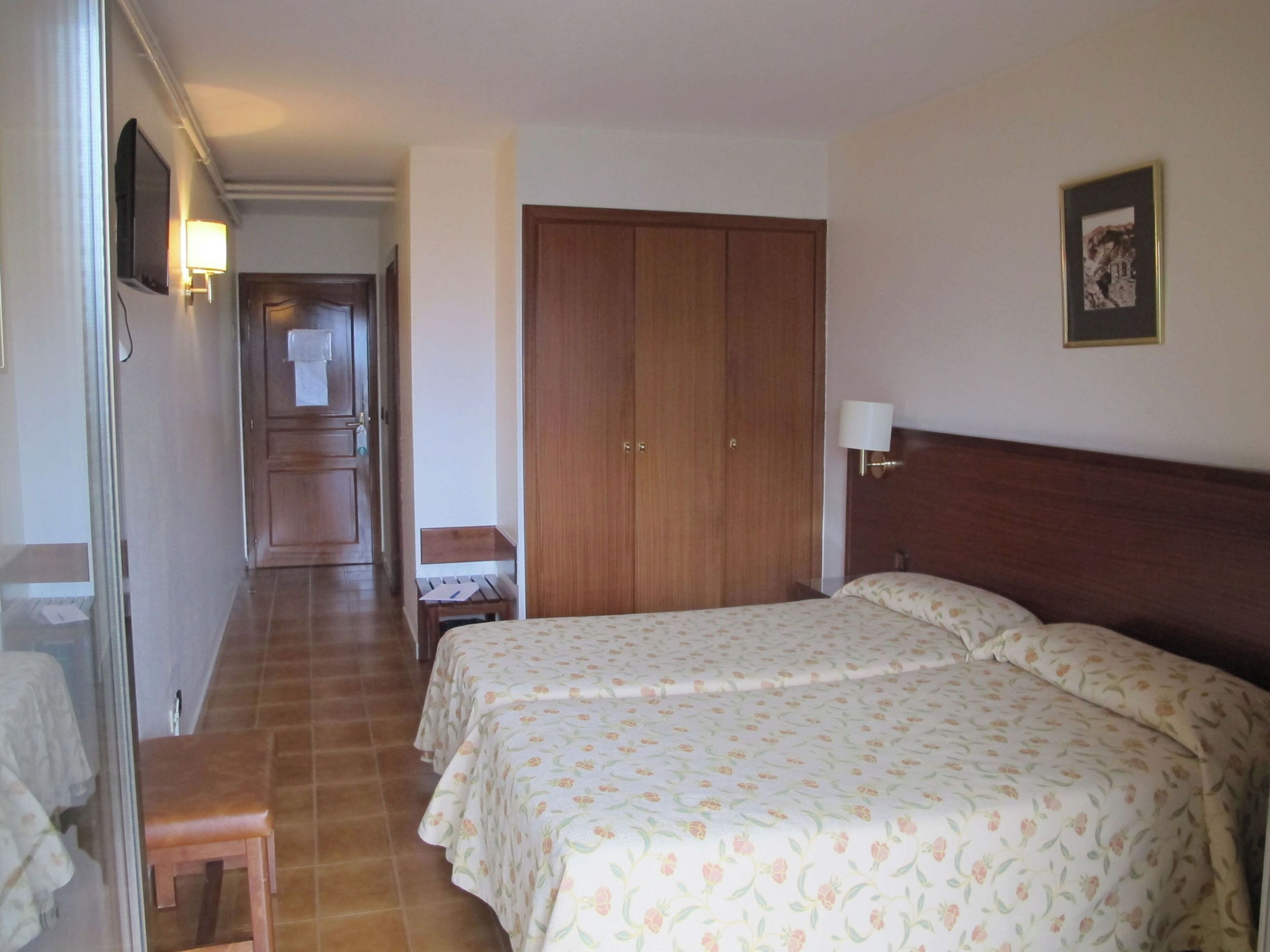 Cribs (surcharge), WiFi (free), bed sheets