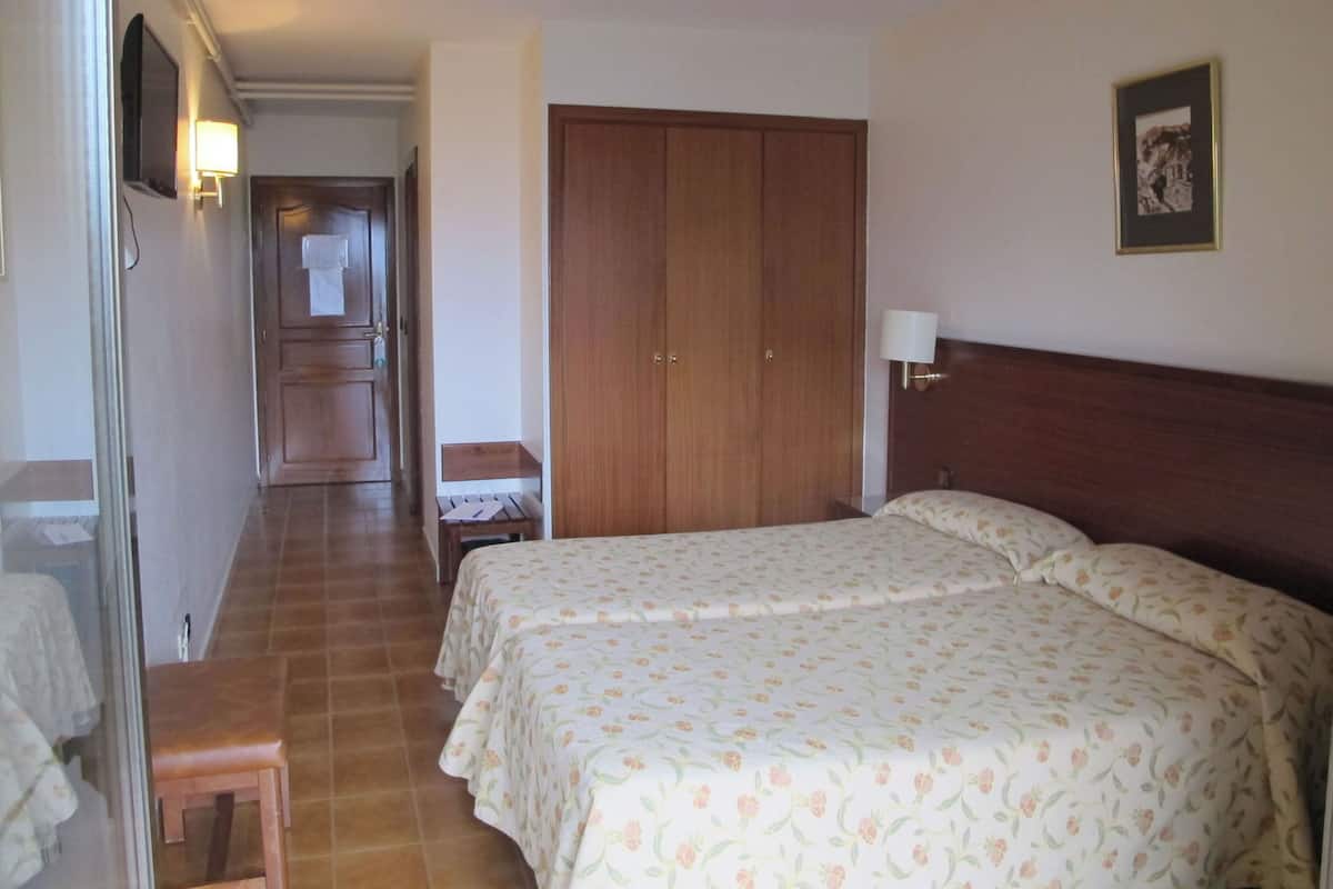 Cribs (surcharge), WiFi (free), bed sheets
