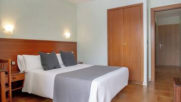 Cribs/infant beds, free WiFi, bed sheets