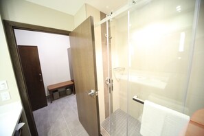 Douche, sèche-cheveux, serviettes fournies