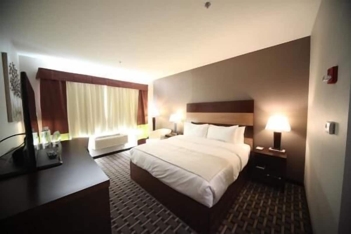 Pengeskab på værelset, skrivebord, arbejdsområde til bærbare computere