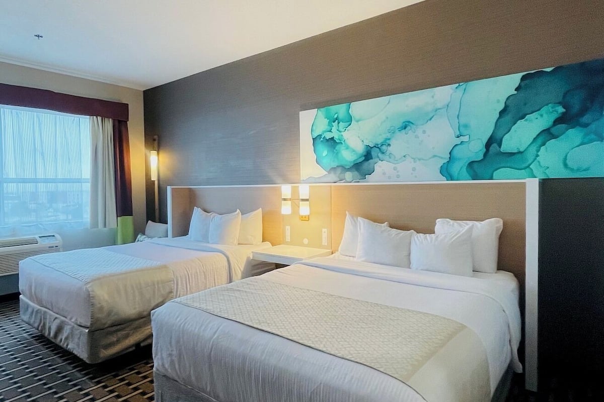 Premium-værelse - 2 queensize-senge - ikke-ryger | Pengeskab på værelset, skrivebord, arbejdsområde til bærbare computere