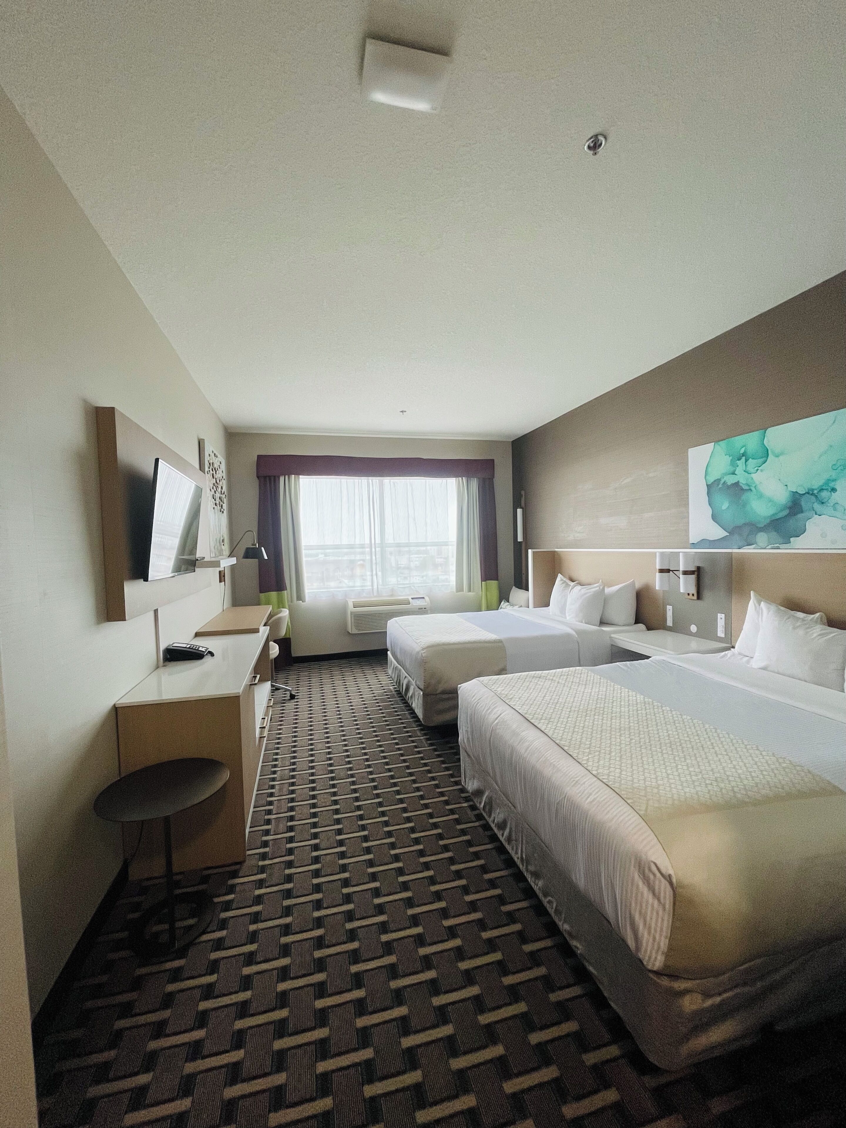 Cofres nos quartos, escrivaninha, espaço de trabalho para notebook