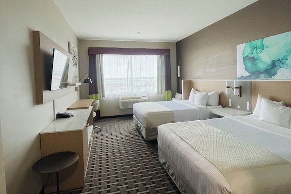 Premium bedding, in-room safe, desk, laptop workspace