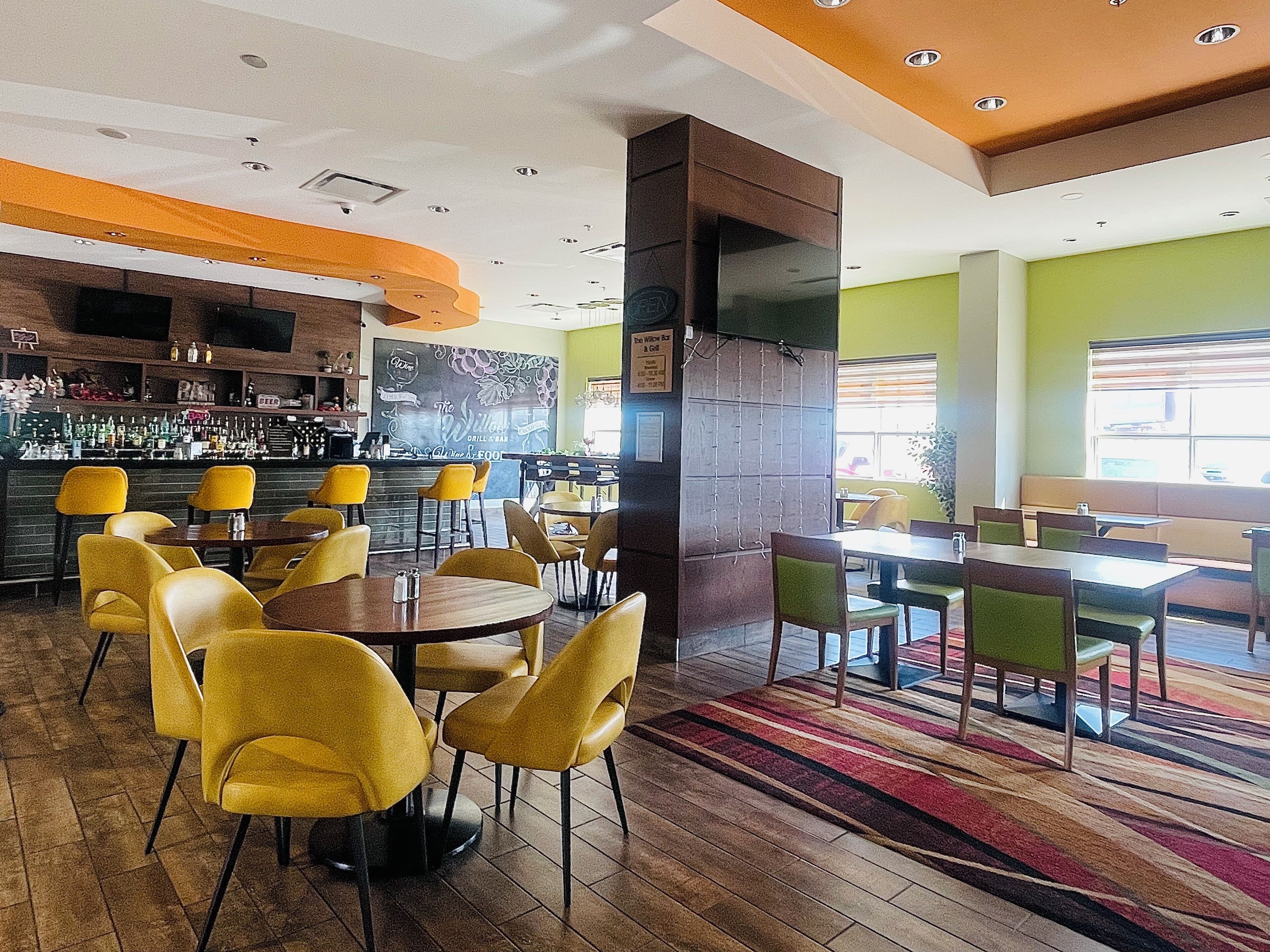 Serveert ontbijt en diner, internationale gerechten