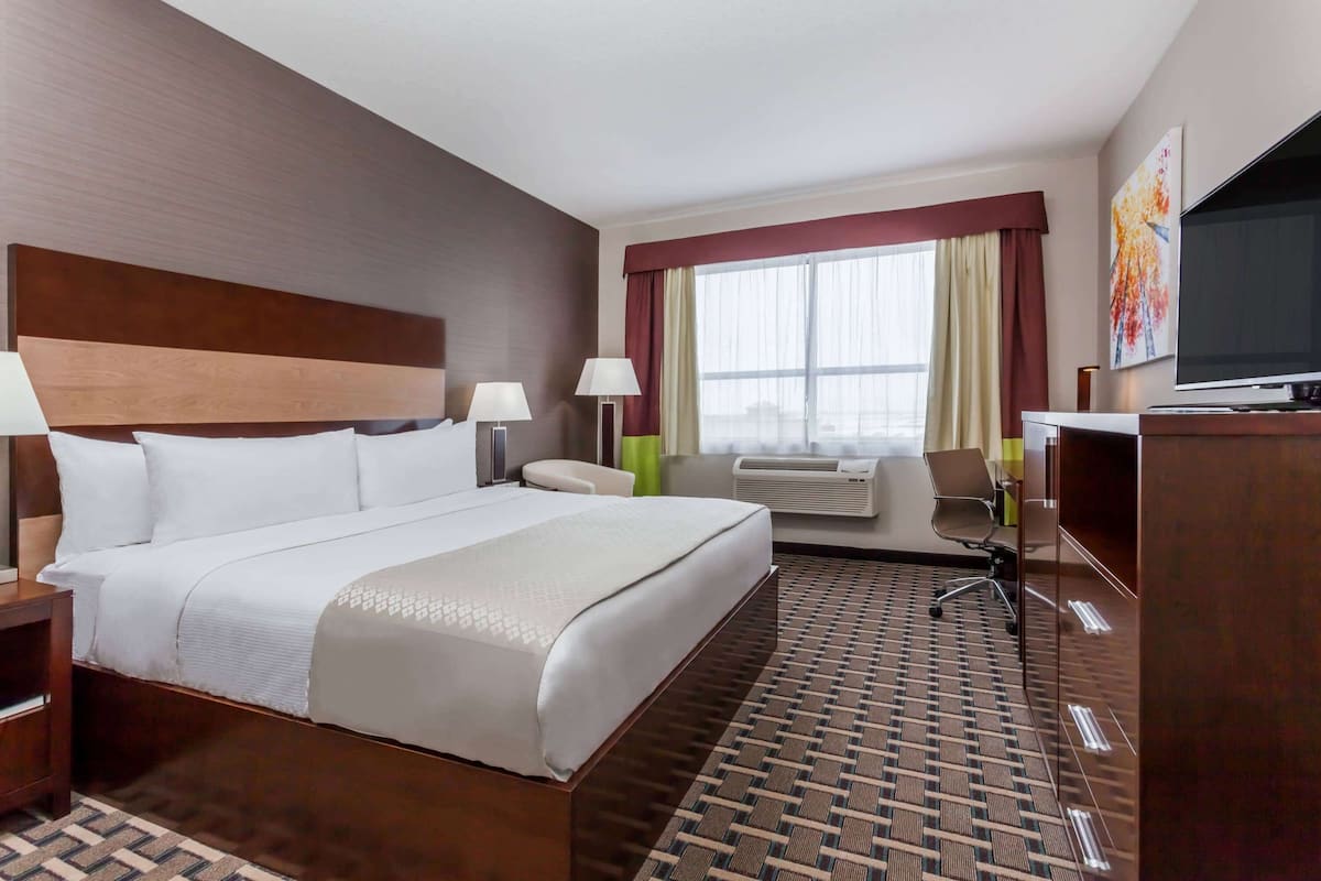 Junior Suite, 1 King Bed with Sofa bed (Junior Deluxe Suite) | In-room safe, desk, laptop workspace, iron/ironing board