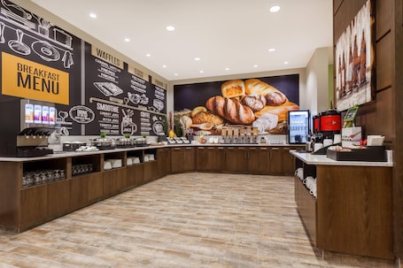 Colazione da portare via inclusa, servita tutte le mattine . Wyndham Garden Edmonton Airport
