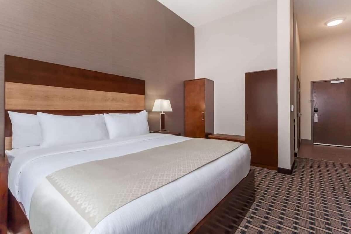 Premium bedding, in-room safe, desk, laptop workspace