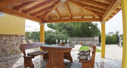 Rauhallinen huvila yksityinen uima-allas, suuri puutarha ja leikkipaikka