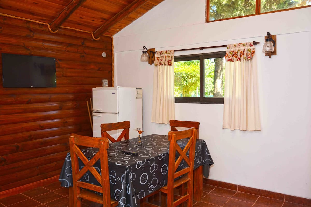 Bungalow, 2 Schlafzimmer | Essbereich im Zimmer
