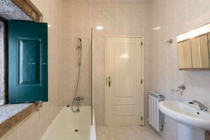 وحدات دش مع أحواض استحمام، مجففات شعر، مراحيض شطف