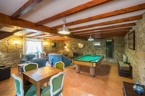 Game room - Holiday Home in Arcozelo with Private Pool (Ponte de Lima)