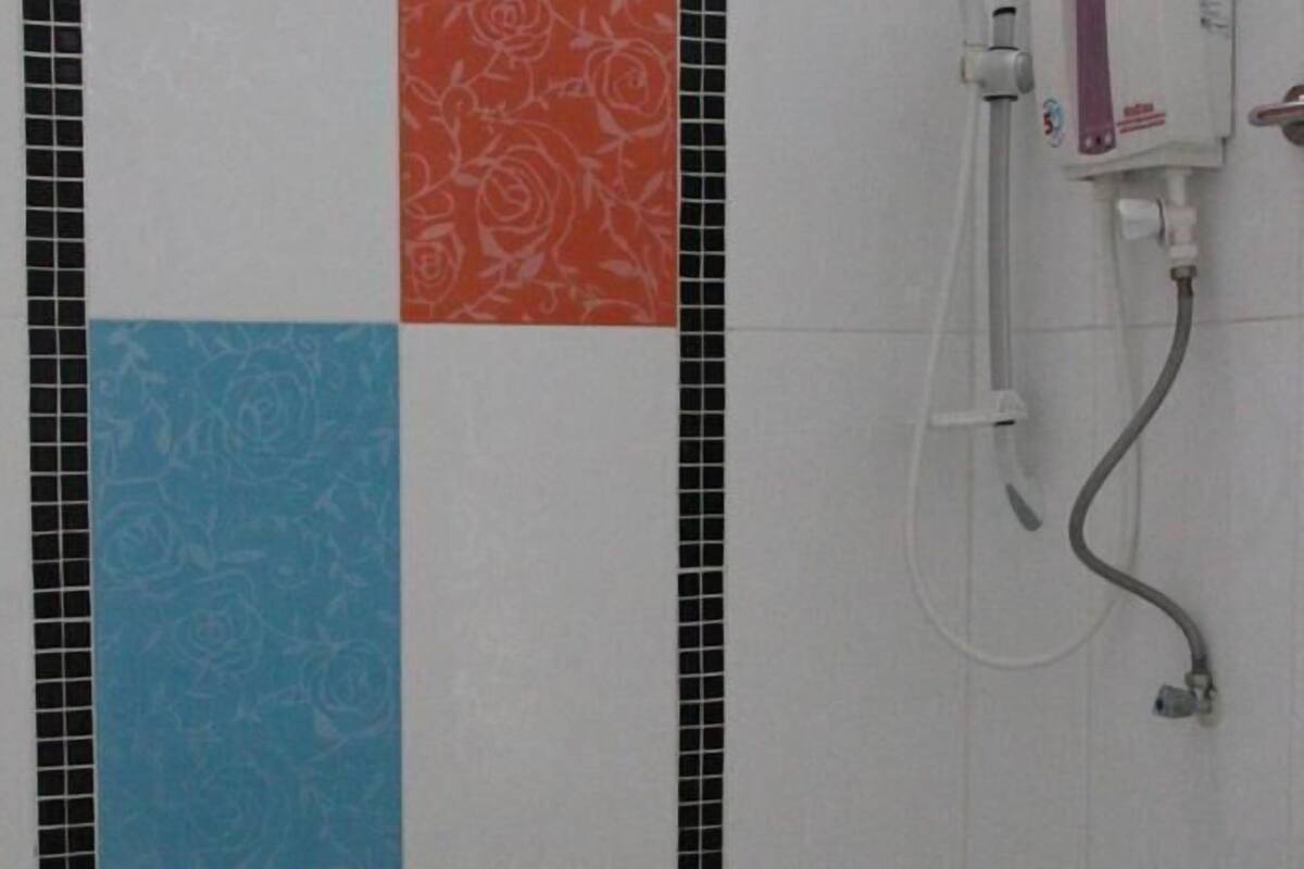 shower, free toiletries, towels