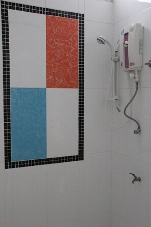 Dusche, kostenlose Toilettenartikel, Handtücher