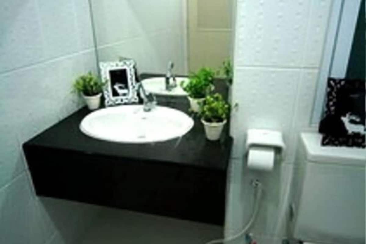 shower, free toiletries, towels