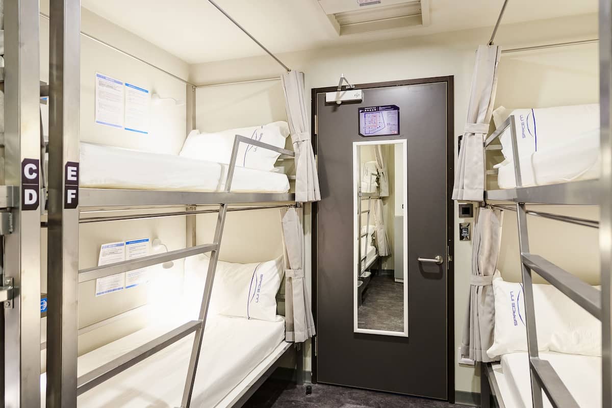 Dormitorio compartido, solo para hombres, baño compartido | Edredones de plumas y wifi gratis