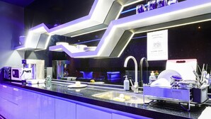 Cafetera o tetera, frigorífico grande, microondas y horno