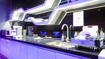 Full-size fridge, microwave, oven, coffee/tea maker