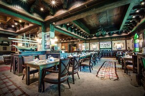2 間餐廳；供應早餐、午餐和晚餐