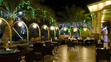 2 Restaurants, Frühstück, Mittagessen, Abendessen, internationale Küche