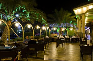 2 restaurants, spécialités Cuisine internationale