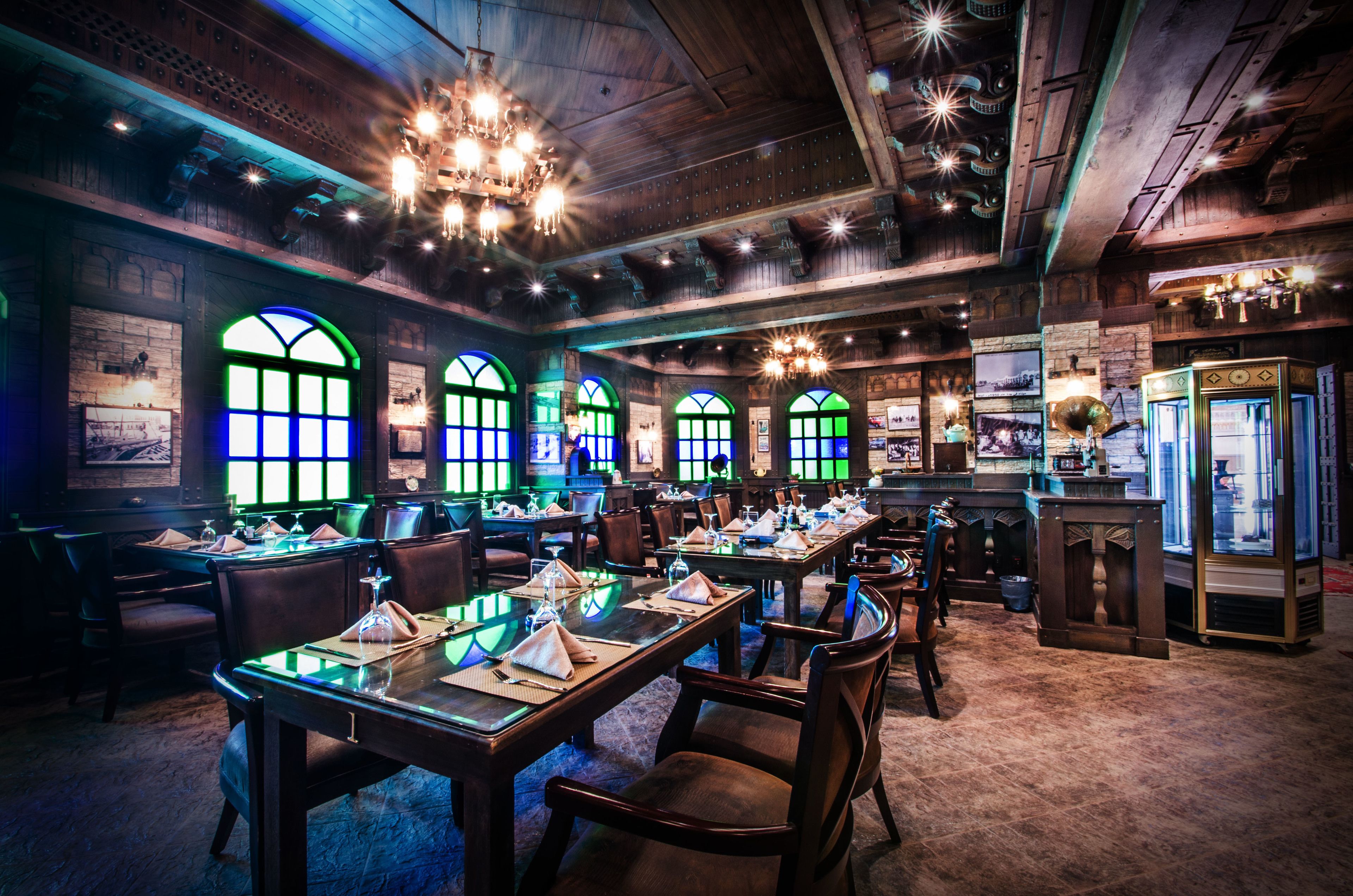 2 间餐厅，供应早餐、午餐和晚餐，国际美食