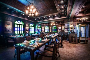 2 restaurants, serveren ontbijt, lunch, diner, internationale gerechten